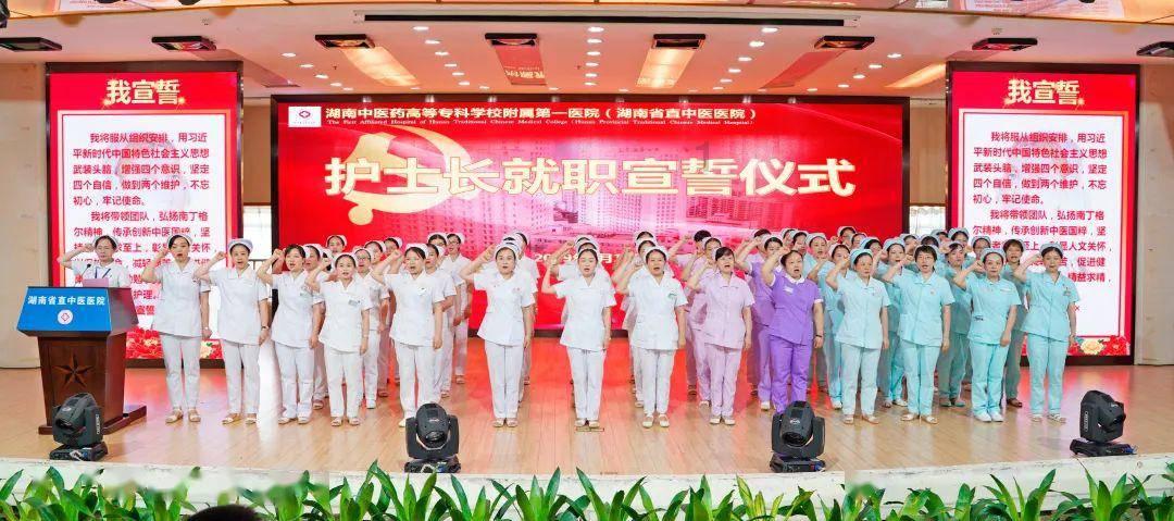 心酸一幕！加沙儿童捡拾锅中粮食残渣 仔细收集放入小碗